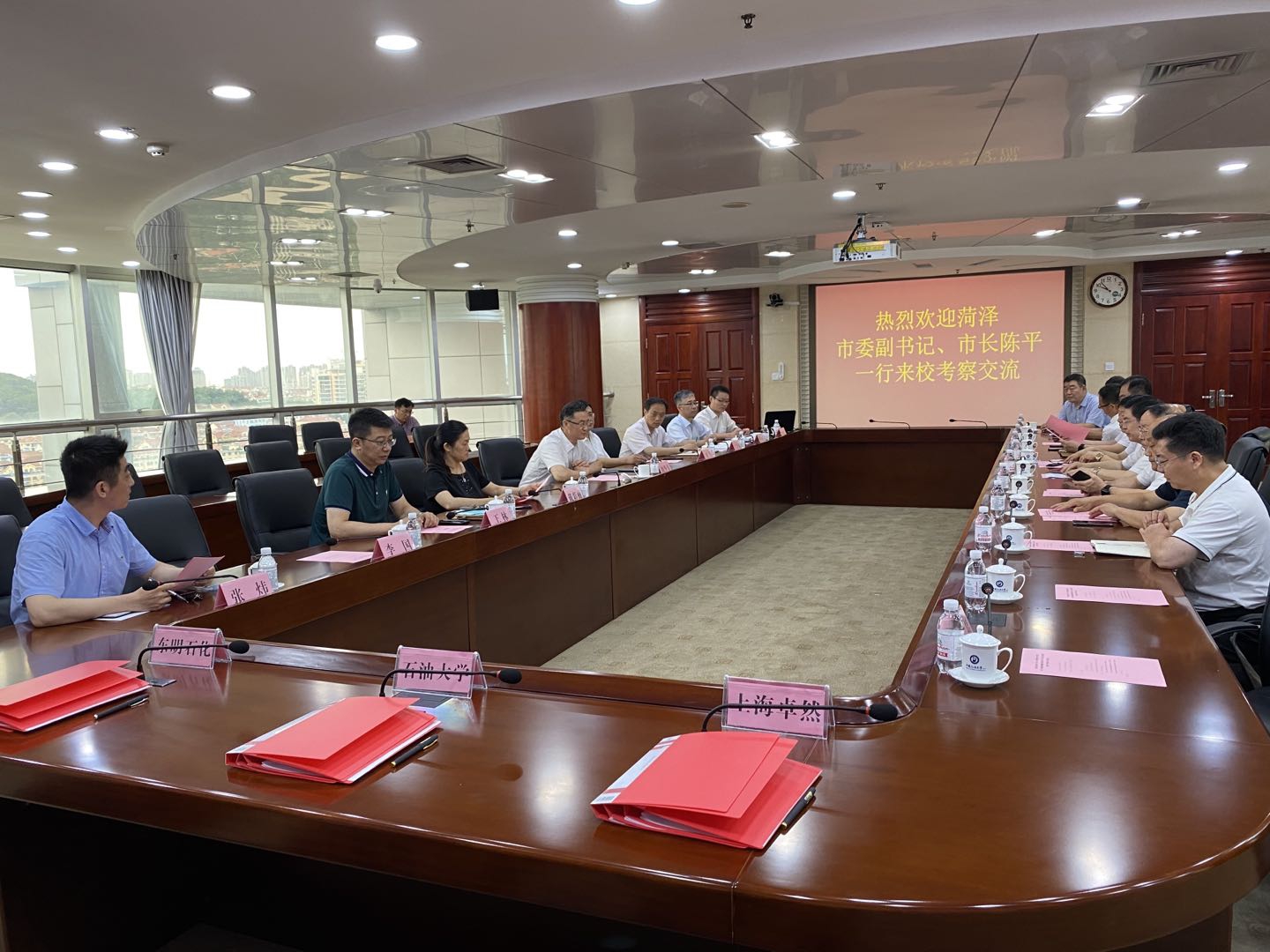 上海40001百老汇、东明石化、中国石油大学三方签订《原油催化裂解制乙烯丙烯（UPC）技术工业试验与推广许可协议》